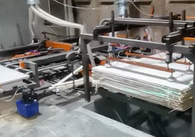 吸盤上板全自動鋸邊機(jī)